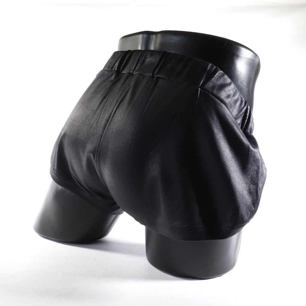 Mini - Short en Simili-Cuir Noir
Mini short en simili-cuir noir avec côtés ouverts, créé par Omar Enrique Paris – mode masculine audacieuse et vêtements sportifs fetish.
Keywords: short simili cuir homme, short fetish, Omar Enrique Paris